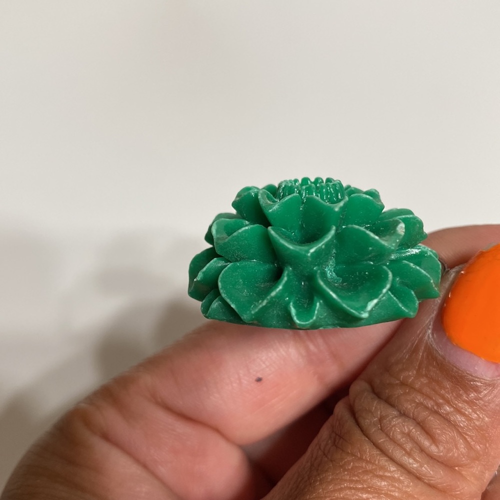 Green Resin Flower Pendant Necklace - Picture 4 of 10